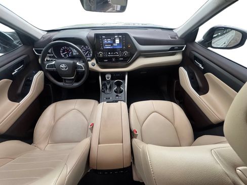 Used 2022 Toyota Highlander XLE FWD image 12