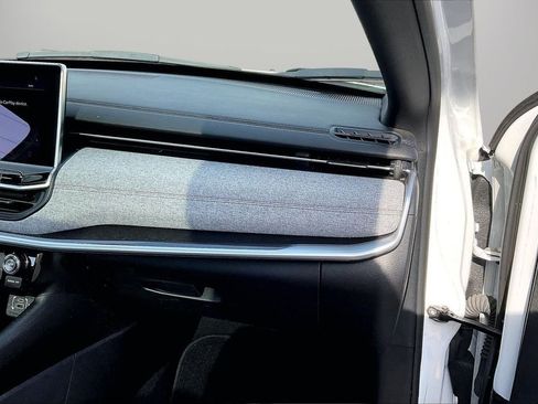 Used 2024 Jeep Compass Latitude w/ Sun and Sound Group image 21