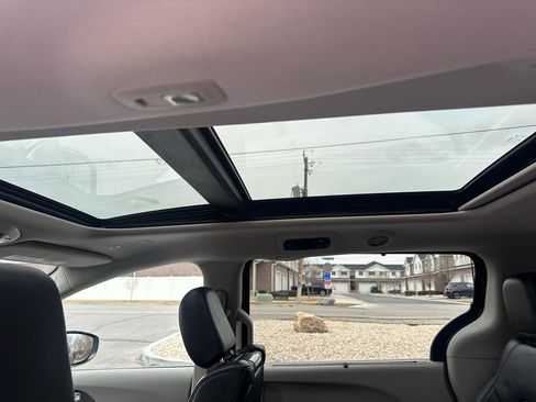 Used 2018 Chrysler Pacifica Limited image 9