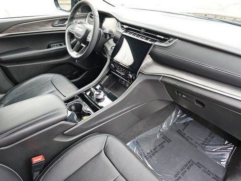 Used 2023 Jeep Grand Cherokee Limited w/ Luxury Tech Group II image 14