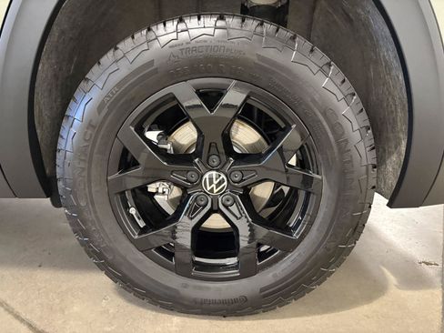 Used 2025 Volkswagen Atlas Peak Edition SE AWD/4WD image 54