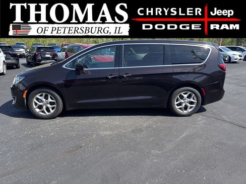Used 2019 Chrysler Pacifica Touring Plus w/ Tire & Wheel Group FWD image 4