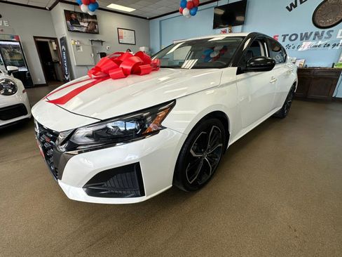 Used 2023 Nissan Altima 2.5 SR w/ SR Premium Package image 7