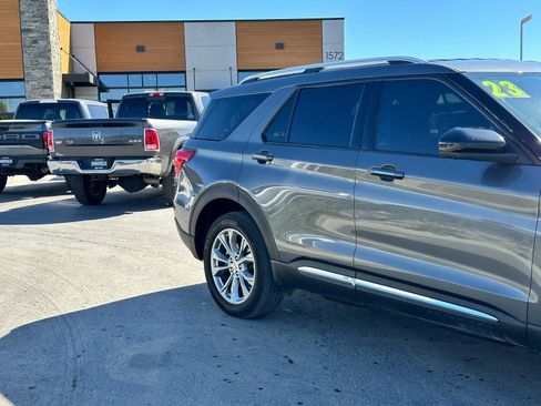 Used 2023 Ford Explorer Limited image 4