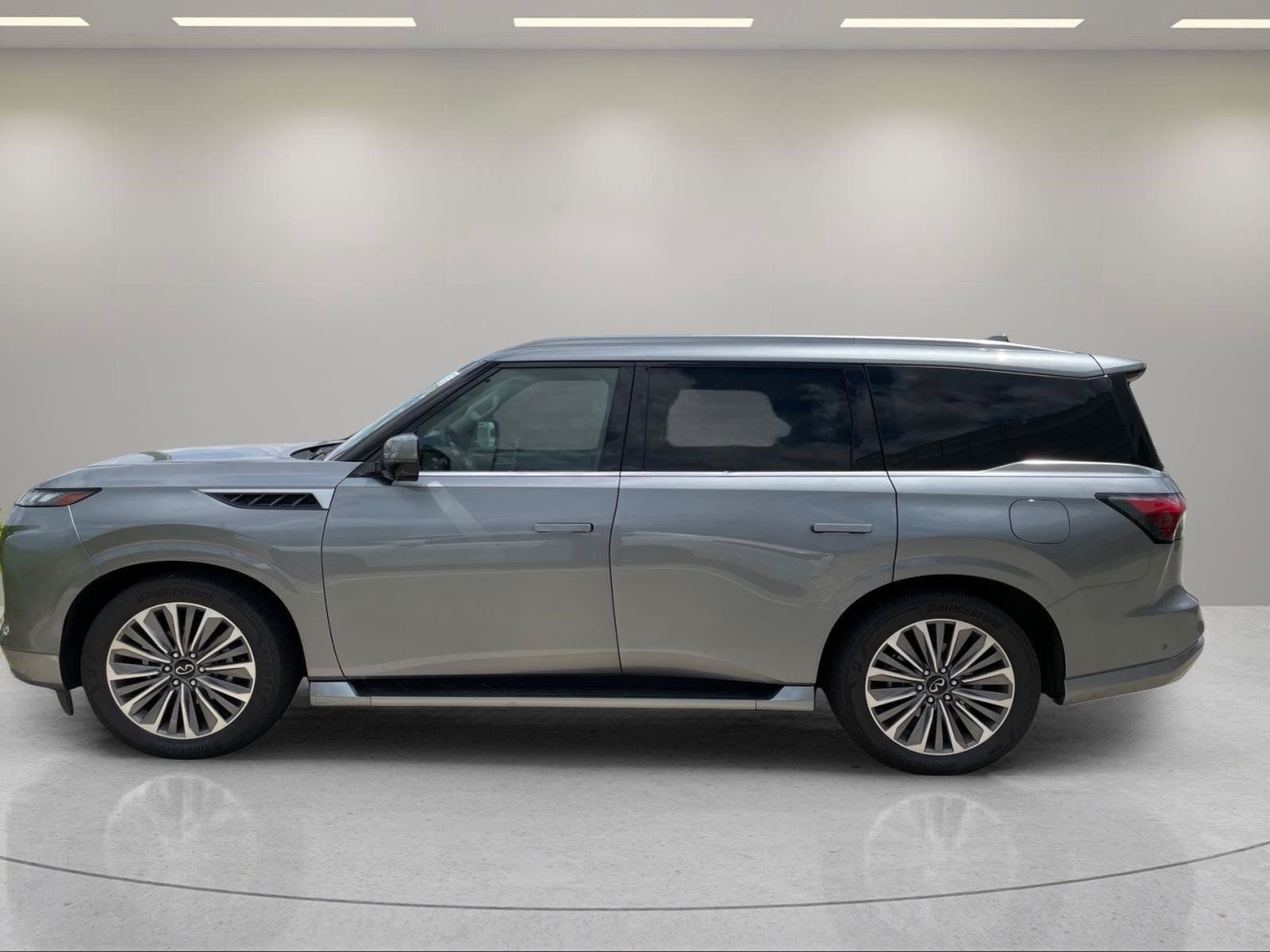Used 2025 INFINITI QX80 Sensory AWD/4WD image 2