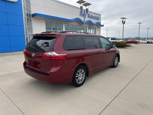 Used 2020 Toyota Sienna XLE image 5