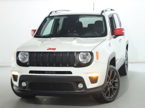Used 2023 Jeep Renegade Latitude w/ Sun/Sound Group AWD/4WD image 3