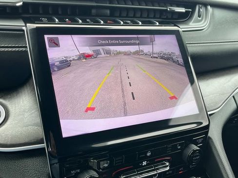 Used 2023 Jeep Grand Cherokee L Limited image 23