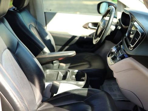 Used 2019 Chrysler Pacifica Touring-L FWD image 46