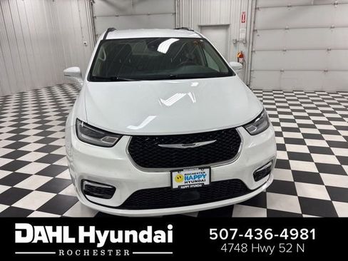 Used 2022 Chrysler Pacifica Touring-L FWD image 2