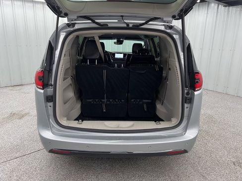 Used 2023 Chrysler Pacifica Touring-L image 9