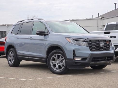 Used 2025 Honda Passport TrailSport image 2