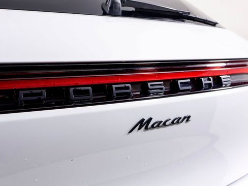 Certified 2024 Porsche Macan image 14