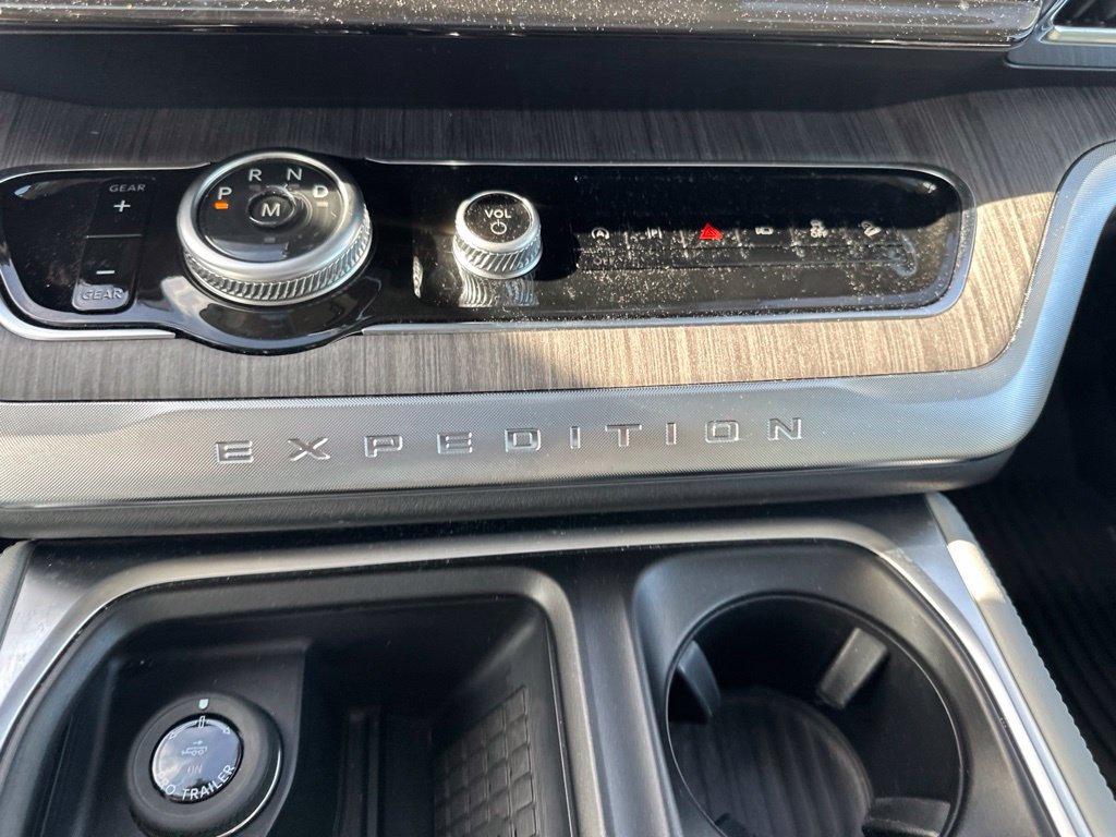 Used 2025 Ford Expedition Platinum w/ Platinum Ultimate Package AWD/4WD image 52