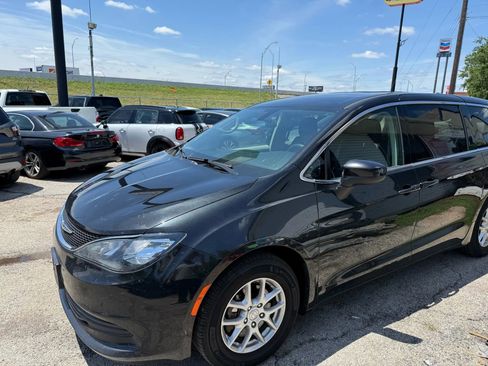 Used 2020 Chrysler Voyager LX image 4