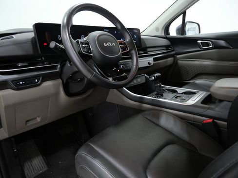 Used 2025 Kia Carnival FWD image 10