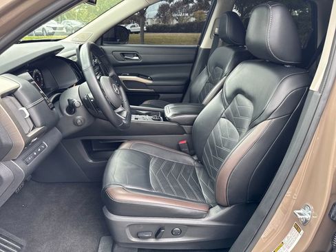 Used 2023 Nissan Pathfinder Platinum image 9