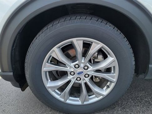 Used 2022 Ford Explorer XLT w/ Equipment Group 202A image 9