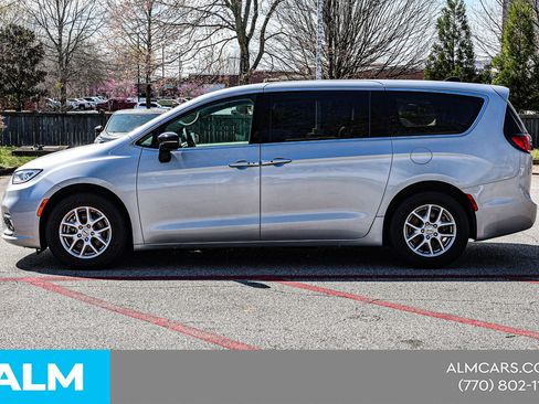 Used 2024 Chrysler Pacifica Touring-L FWD image 9