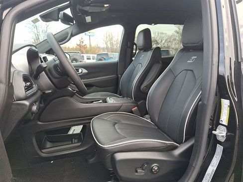 New 2026 Chrysler Pacifica Limited image 11