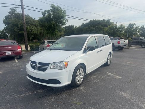 Used 2019 Dodge Grand Caravan SE w/ UConnect Hands-Free Group FWD image 2