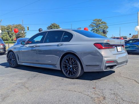 Used 2022 BMW 740i w/ M Sport Package image 3