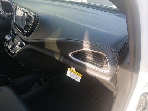 New 2026 Chrysler Pacifica Select image 28