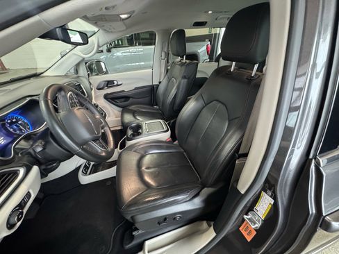 Used 2020 Chrysler Pacifica Touring-L Plus image 19