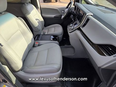 Used 2017 Toyota Sienna FWD image 17