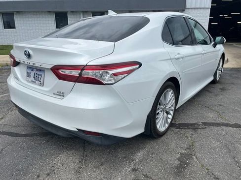 Used 2019 Toyota Camry XLE FWD image 3