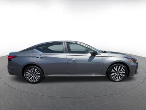 Used 2025 Nissan Altima 2.5 SV FWD image 12