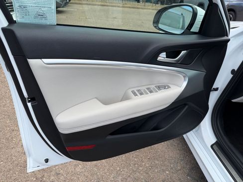 Used 2025 Genesis G70 2.5T image 20