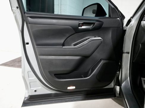 Used 2023 Toyota Highlander XLE image 14