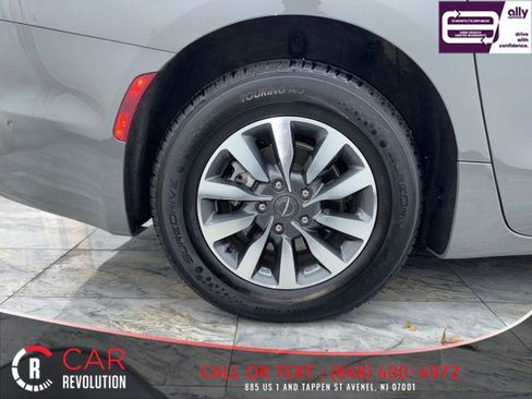 Used 2021 Chrysler Pacifica Touring-L image 48