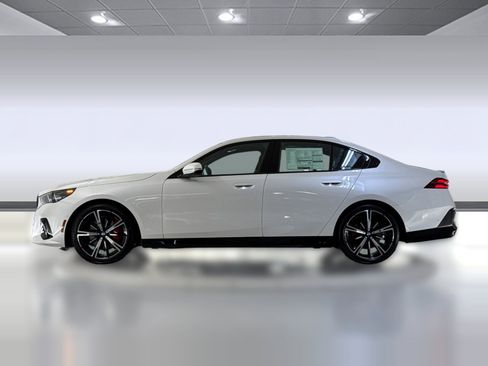 New 2026 BMW 540i xDrive w/ M Sport Package AWD/4WD image 2