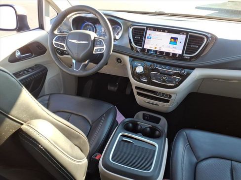 Used 2023 Chrysler Pacifica Touring-L image 8