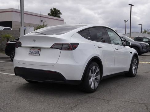 Used 2023 Tesla Model Y AWD image 4