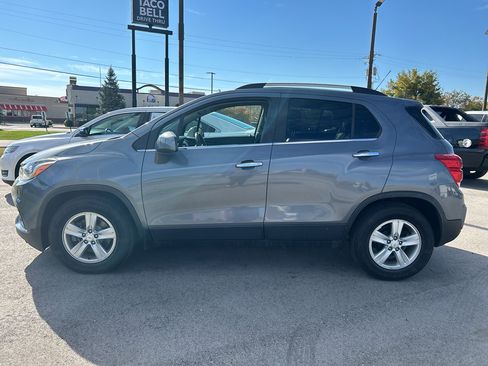 Used 2019 Chevrolet Trax LT w/ LT Convenience Package image 4