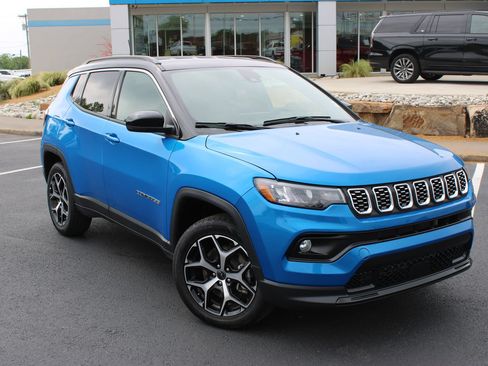 Used 2025 Jeep Compass Limited AWD/4WD image 2