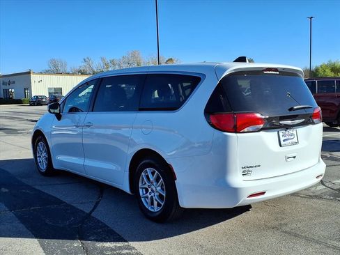 Used 2023 Chrysler Voyager LX image 5