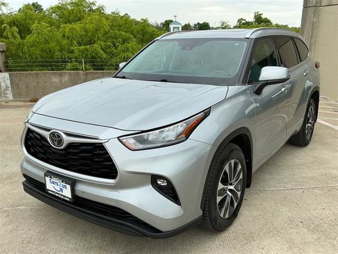 Used 2020 Toyota Highlander XLE AWD/4WD image 9
