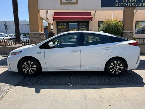 Used 2018 Toyota Prius Prime Plus FWD image 8