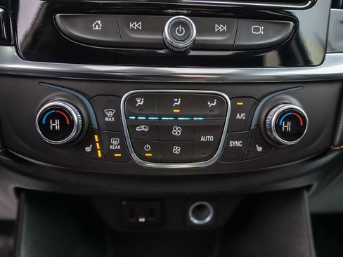 Used 2018 Chevrolet Traverse LT image 24