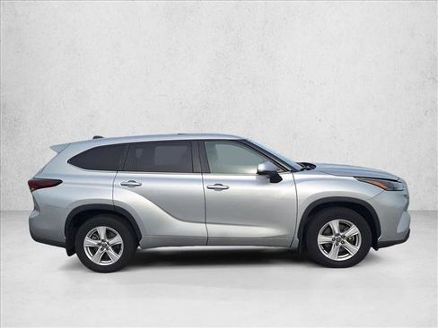 Certified 2024 Toyota Highlander LE image 4