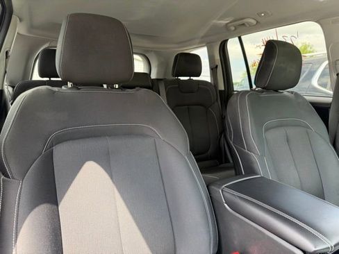 Used 2023 Jeep Grand Cherokee Laredo RWD image 7