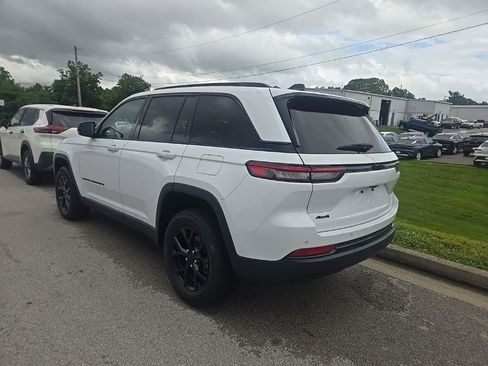 Used 2025 Jeep Grand Cherokee Altitude AWD/4WD image 4
