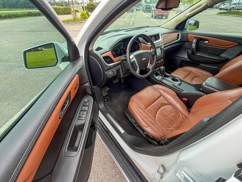 Used 2017 Chevrolet Traverse Premier FWD image 8