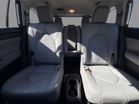Used 2022 Toyota Highlander XLE AWD/4WD image 14