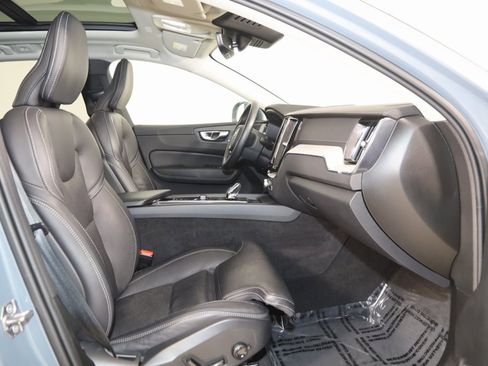 Used 2022 Volvo XC60 B5 Inscription w/ Climate Package image 13
