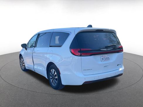 Used 2023 Chrysler Pacifica Touring-L image 11